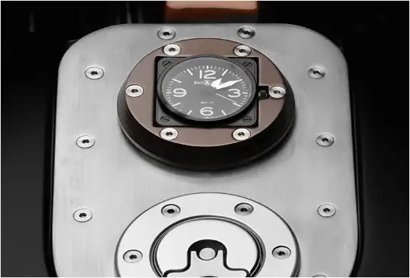 img_bell_&_ross_harley_davidson_5.webp