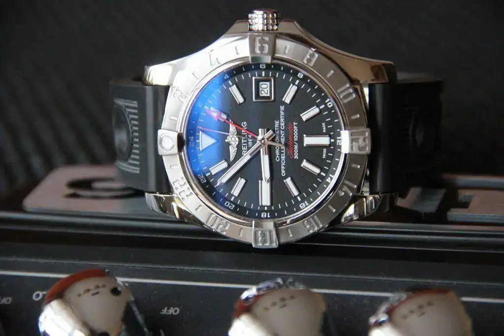 iner-odyssee-breitling-avenger-ii-gmt-a3239011-003.webp