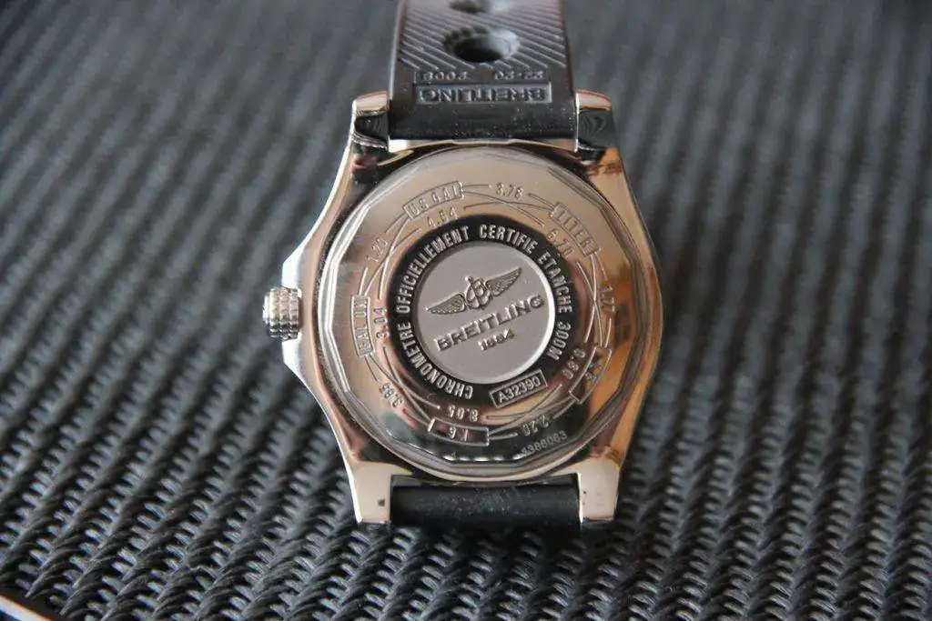 iner-odyssee-breitling-avenger-ii-gmt-a3239011-005.webp