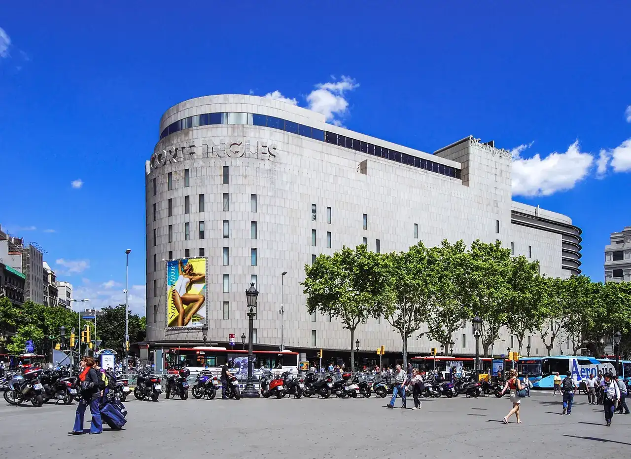 Ingl%C3%A9s_Barcelona_Pla%C3%A7a_de_Catalunya_2013.webp