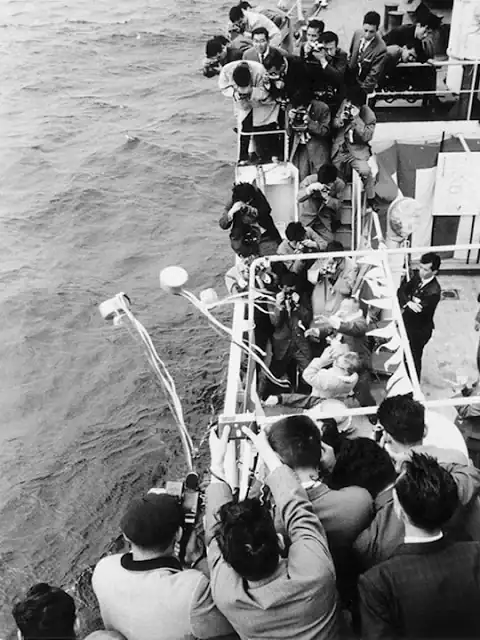io-corriente-KUROSHIO-64-lanzando-las-boyas-al-mar.webp