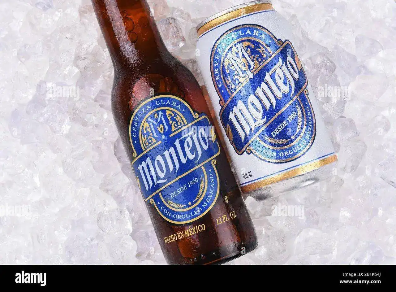 irvine-california-26-de-agosto-de-2016-botella-de-cerveza-montejo-y-lata-en-el-cierre-de-hiel...webp