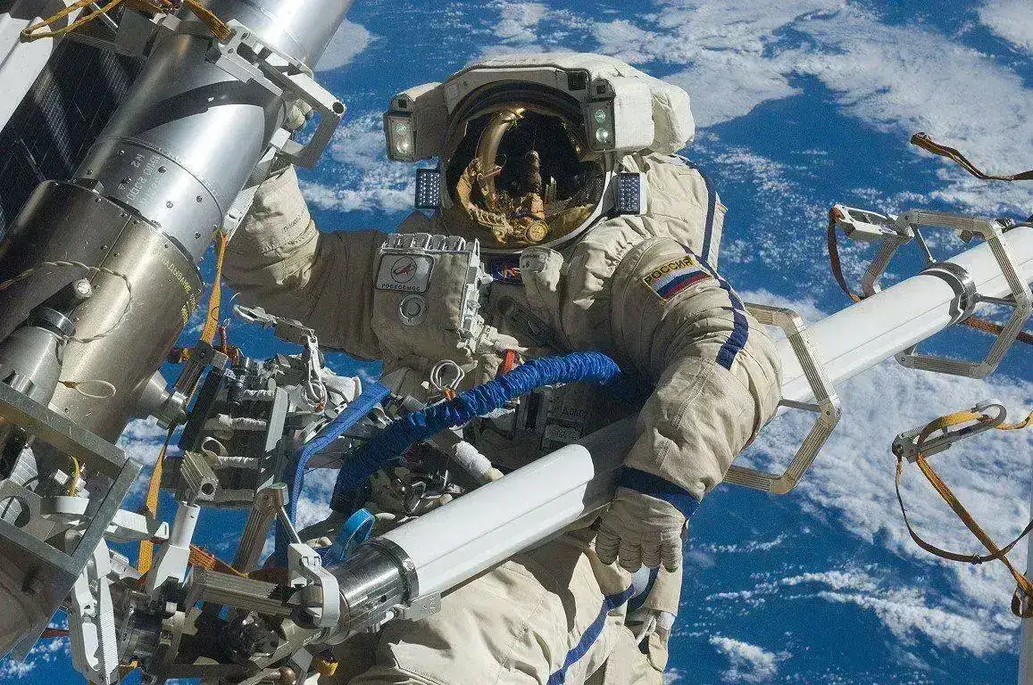 iss-30_eva_shkaplerov.webp