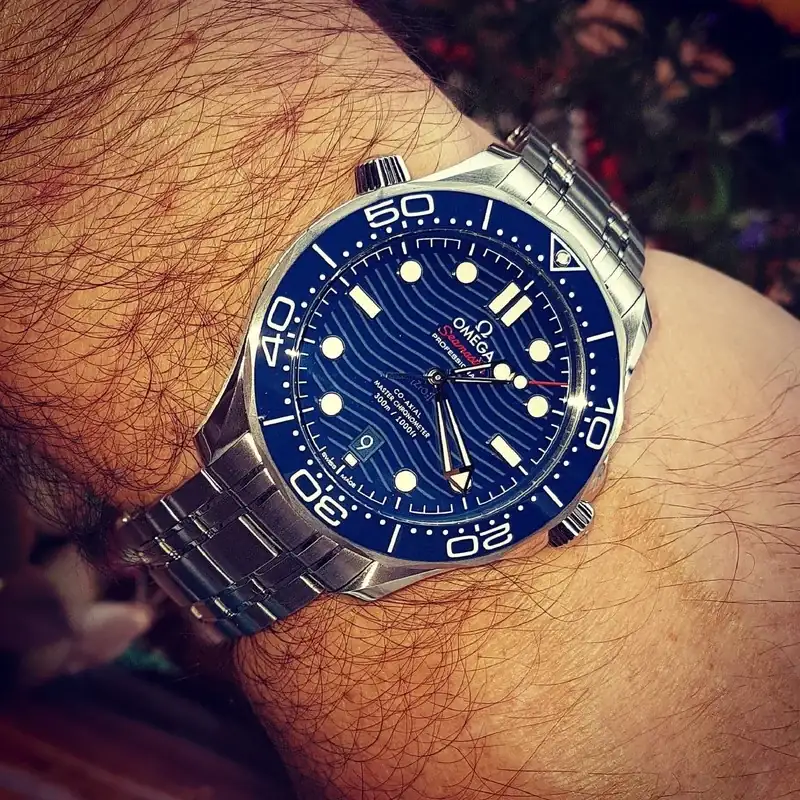 iver-300-M-Co-Axial-Master-Chronometer-42mm-Blue-1.webp