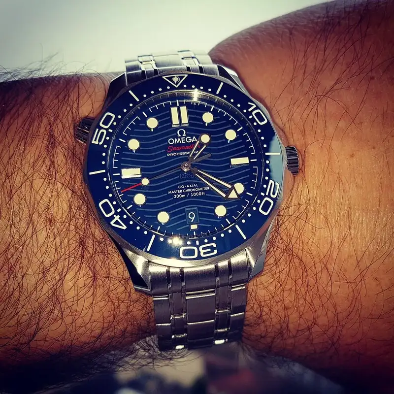 iver-300-M-Co-Axial-Master-Chronometer-42mm-Blue-2.webp