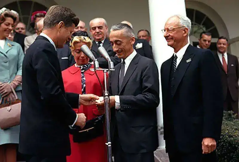 Jacques-Yves-Cousteau-and-President-Kennedy-photo.webp