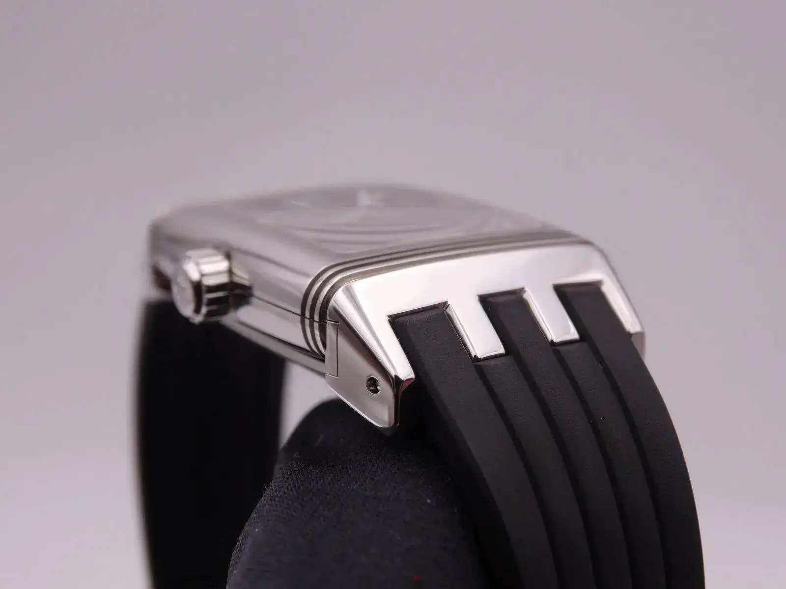 Jaeger-LeCoultre Reverso Automatic 04244.webp