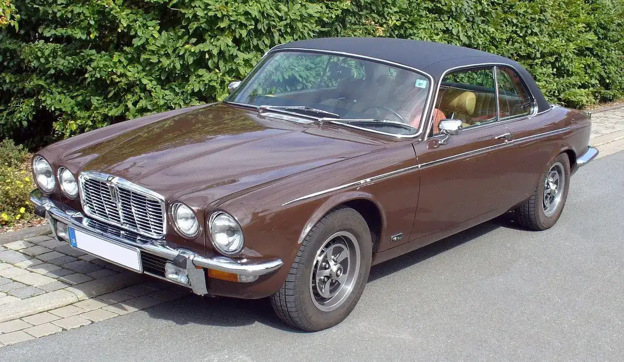 Jaguar_XJ_Series_II_Coup%C3%A9_5,3_V12.webp
