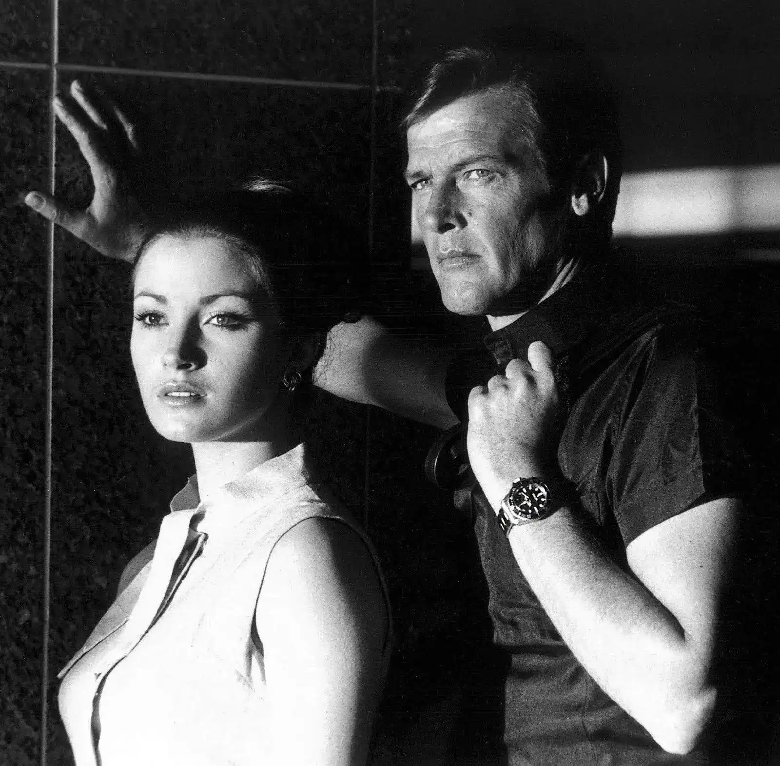 Jane-Seymour-with-Roger-Moore-Rolex-Submariner.webp