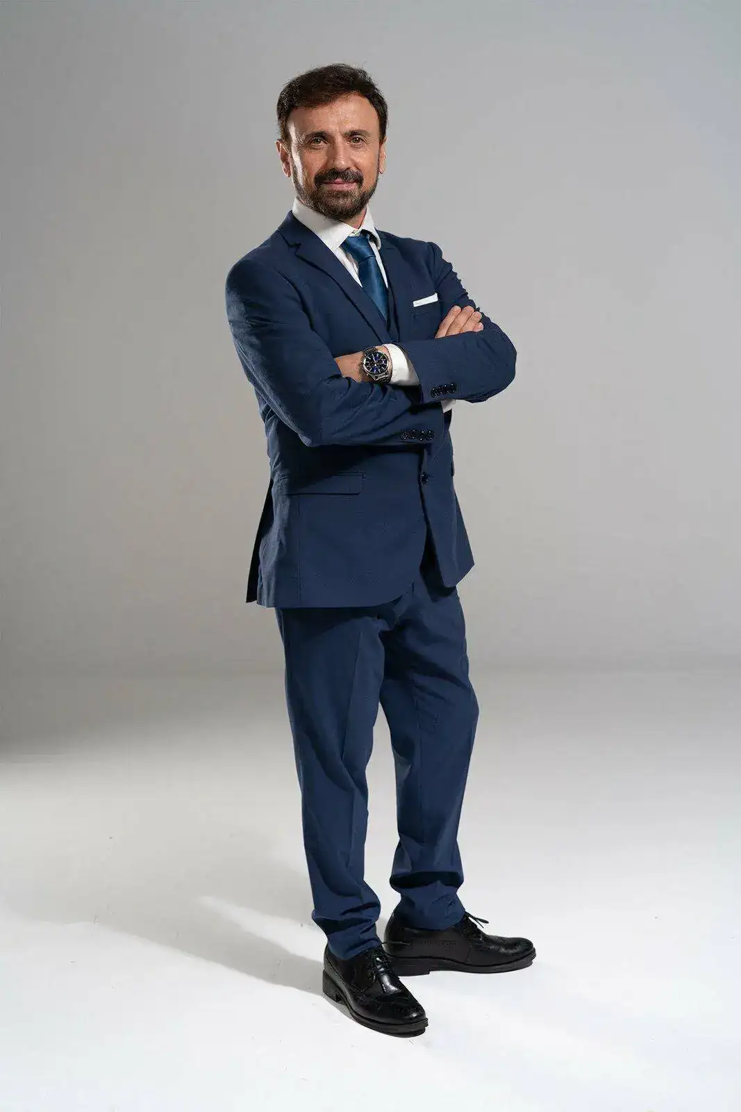 jose-mota-con-traje.webp