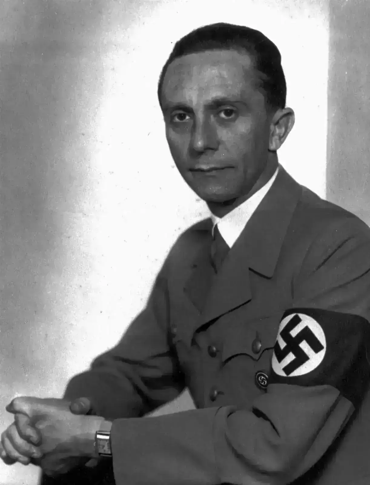 joseph-goebbels-fue-ministro-de-propaganda-hasta-su-suicidio-en-berlin_66c8df93_1280x1677.webp