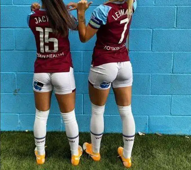 jugadora-futbolista-westham-port-2.webp