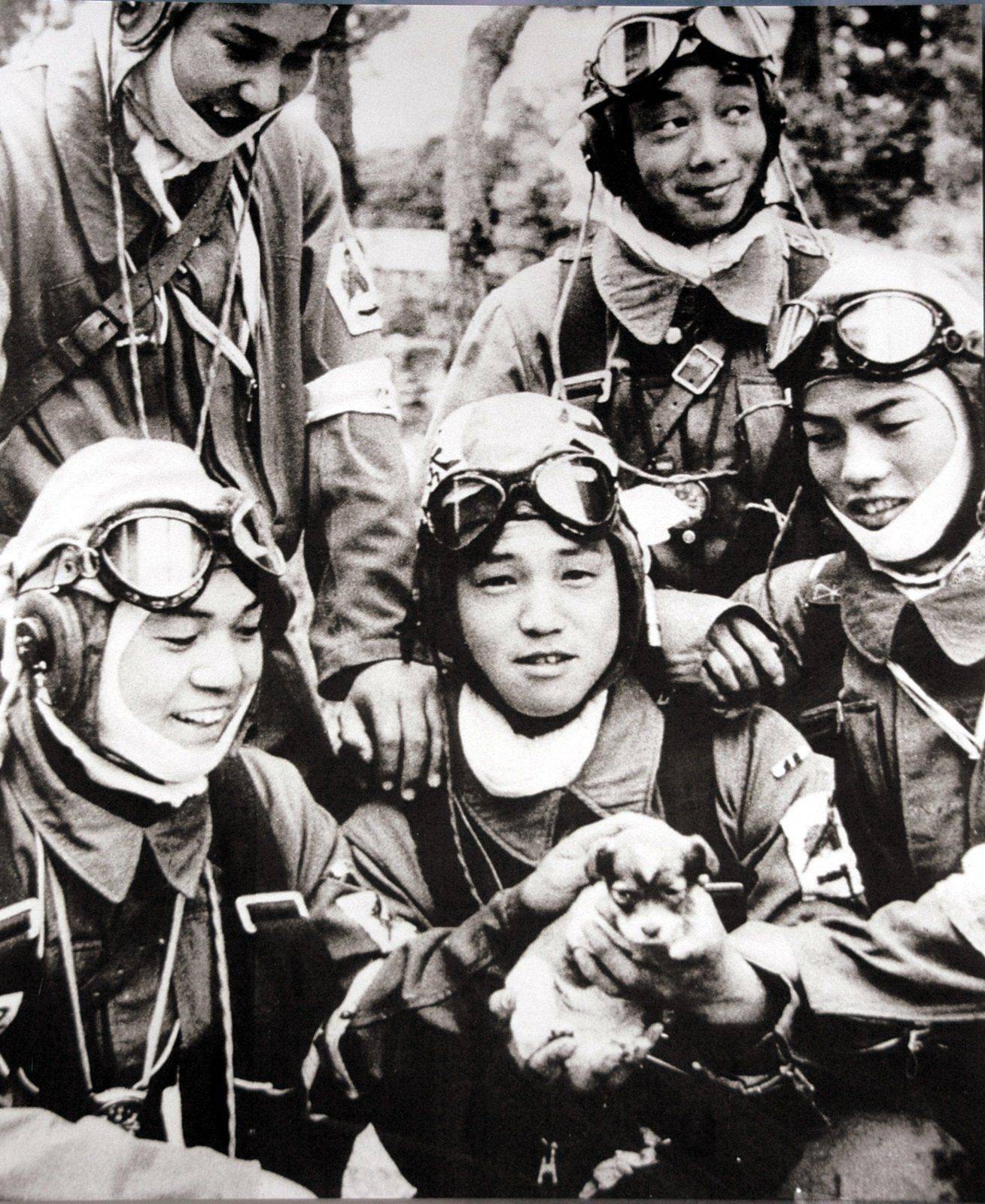 kamikaze+pilots+playing+with+a+puppy,+May+26,+1945.jpg