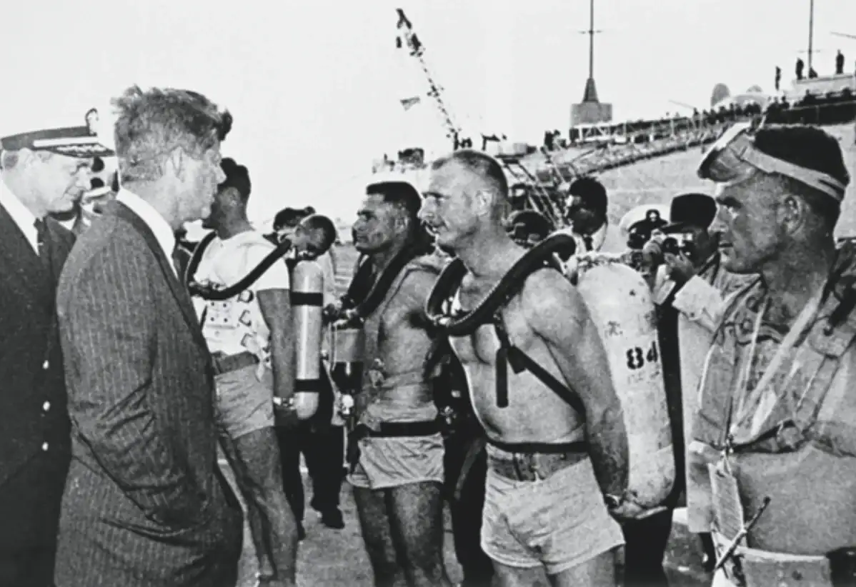 Kennedy-visiting-Seal-Team-2-1962.webp