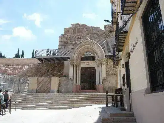 kirchenruine-am-rom-theater.webp