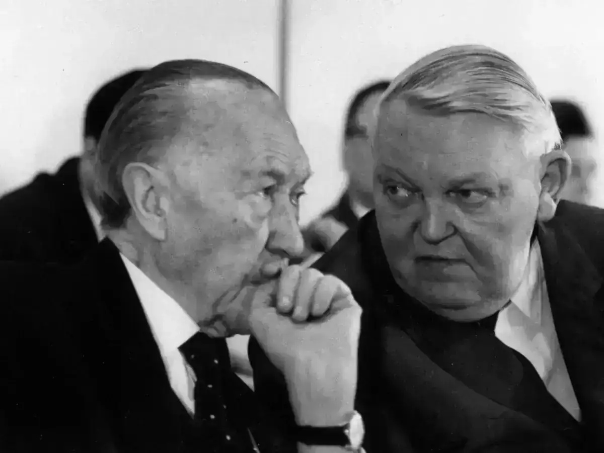 Konrad_Adenauer_-_13._CDU-Bundesparteitag-kasf0089-1200x901.webp