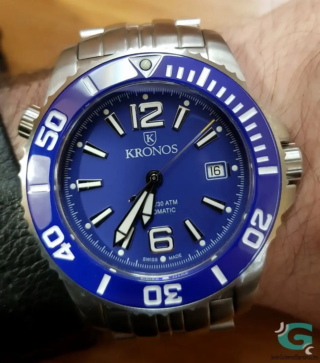 kronos_k300_automatic_blue_muneca.webp