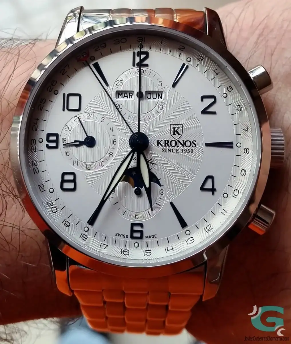 kronos_pilot_moon_phase_718.35_muneca.webp