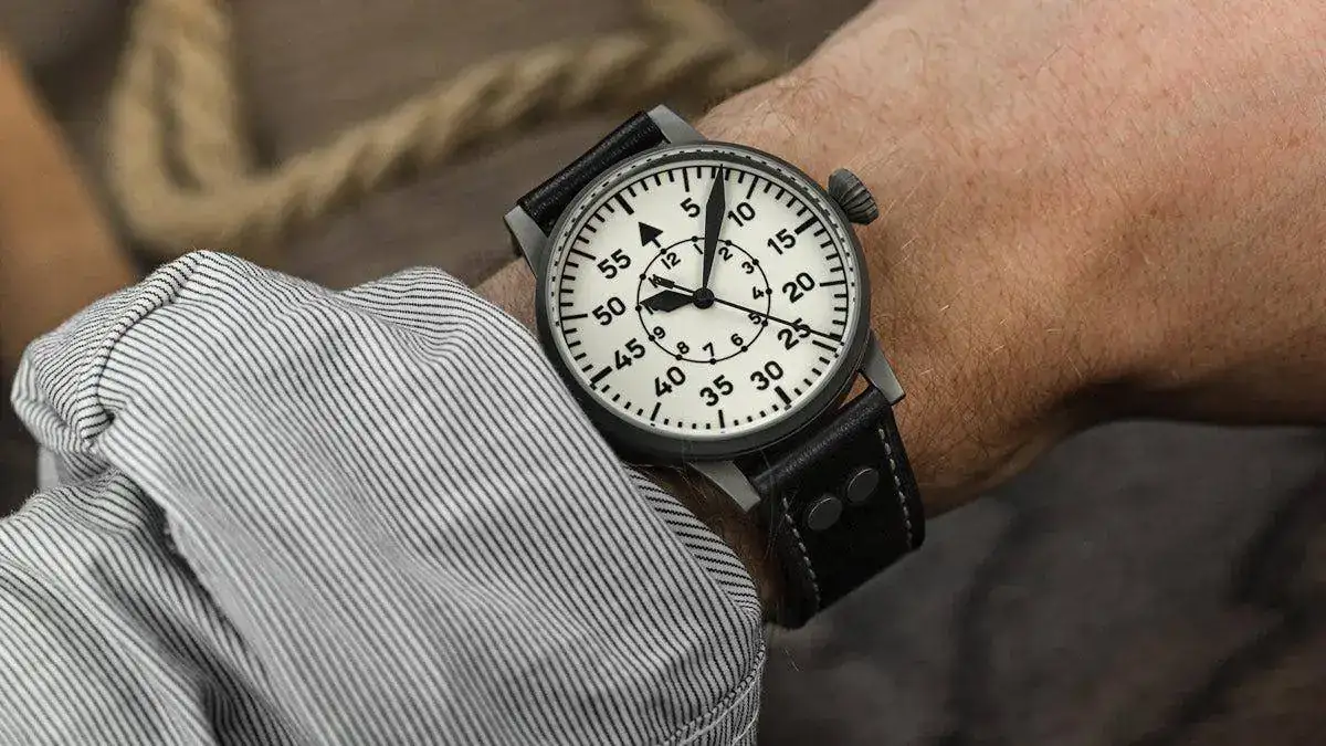 Laco-Wein-Wrist-Shot-1200-Article.webp