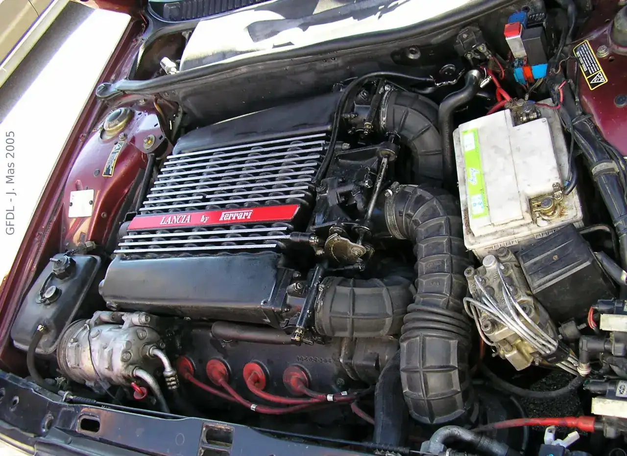 Lancia_thema_8.32_engine.webp