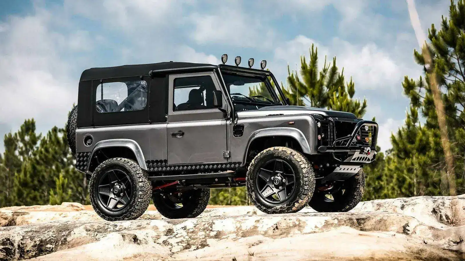 land-rover-defender-project-desert-storm.webp
