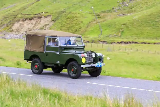 Land-Rover-verde-y-amarillo-1.webp