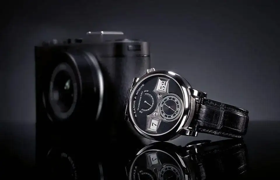 Lange-Soehne-Zeitwerk-camera-2.webp