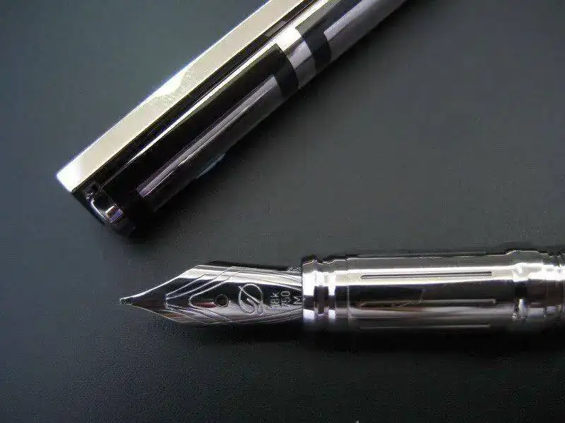 lassic-Fountain-Pen-Ch.-Lacquer-&-Platinum-41329-5.webp