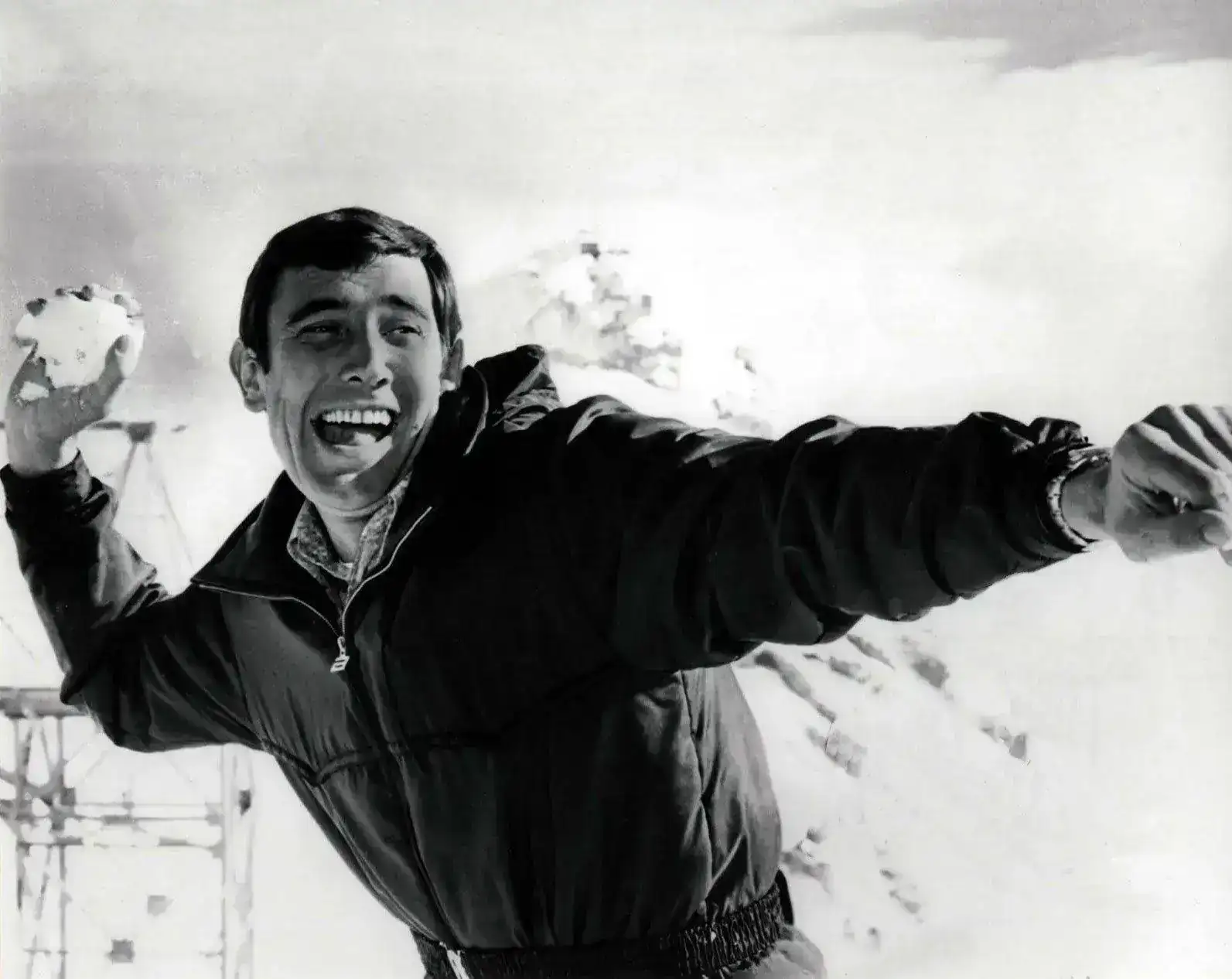 Lazenby-Rolex-Daytona-James-Bond-Throwing-Snowball.webp