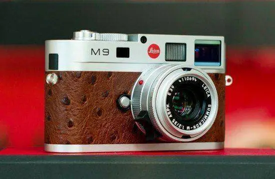 leica-m9-edicic3b3n-limitada-de-piel-de-avestruz-y-cromo-1-550x359.webp