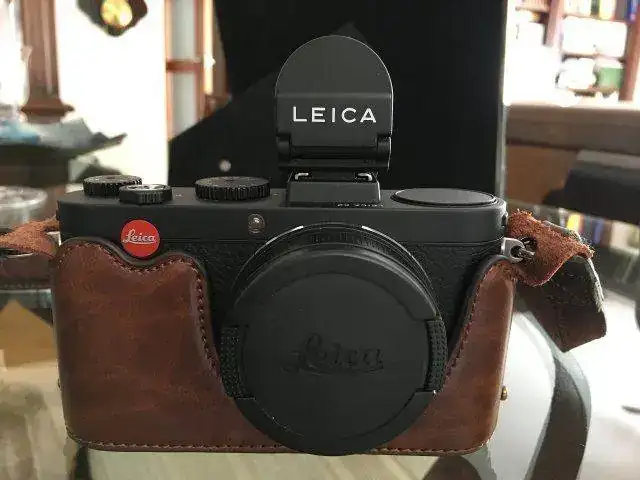 LEICA_03.webp