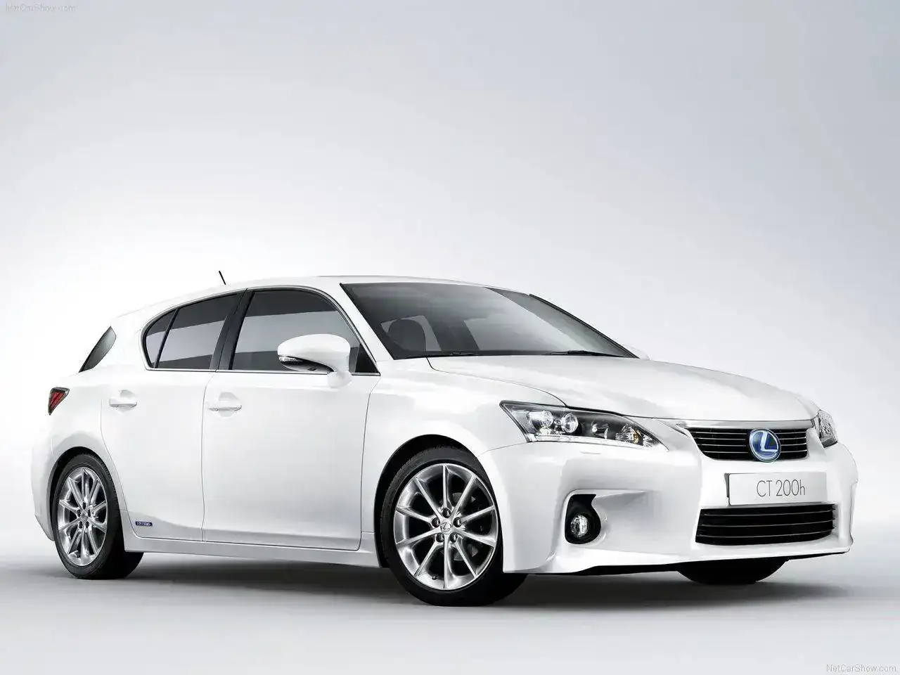 Lexus-CT_200h_2011_1280x960_wallpaper_0c.webp