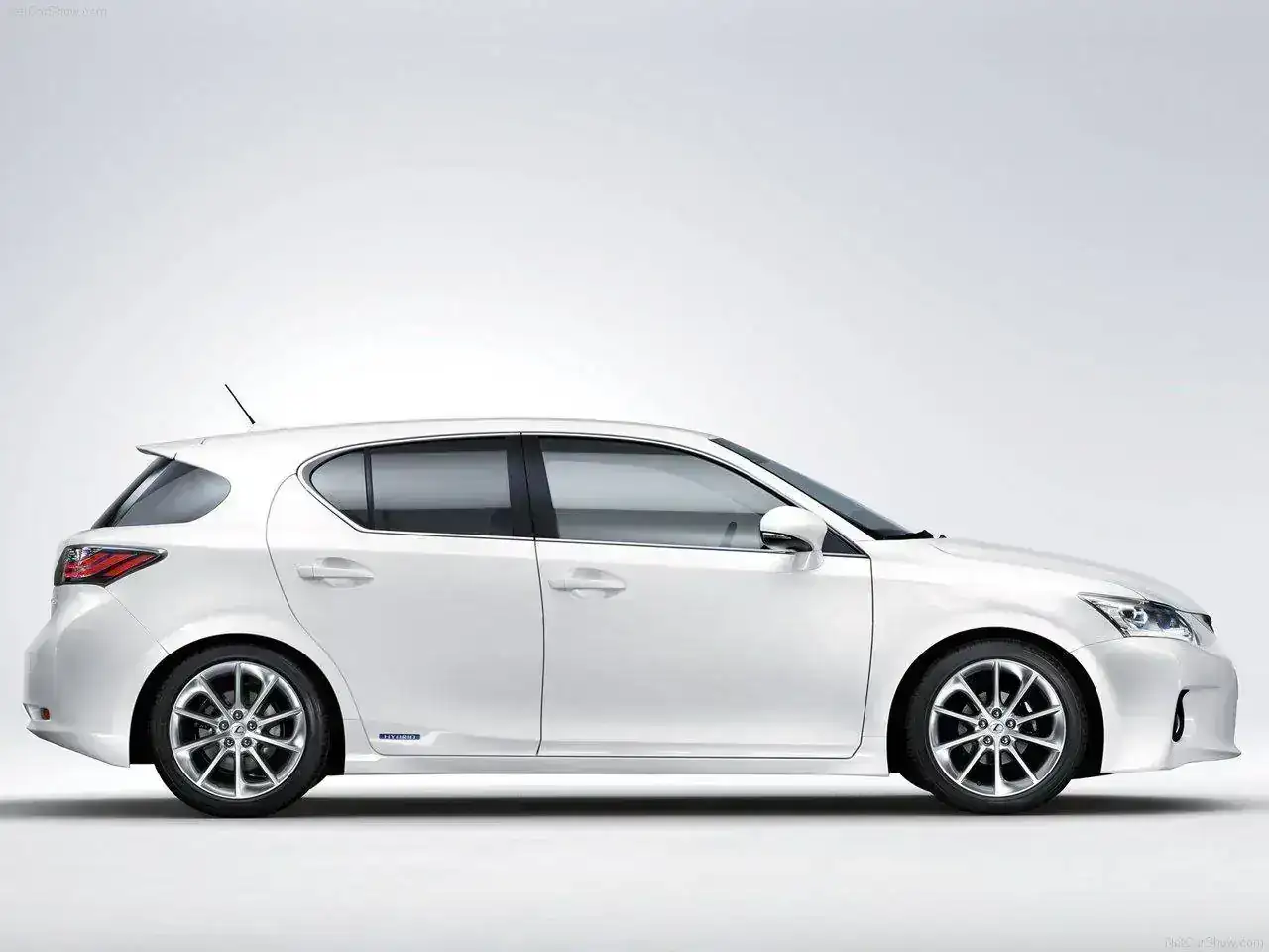 Lexus-CT_200h_2011_1280x960_wallpaper_10.webp