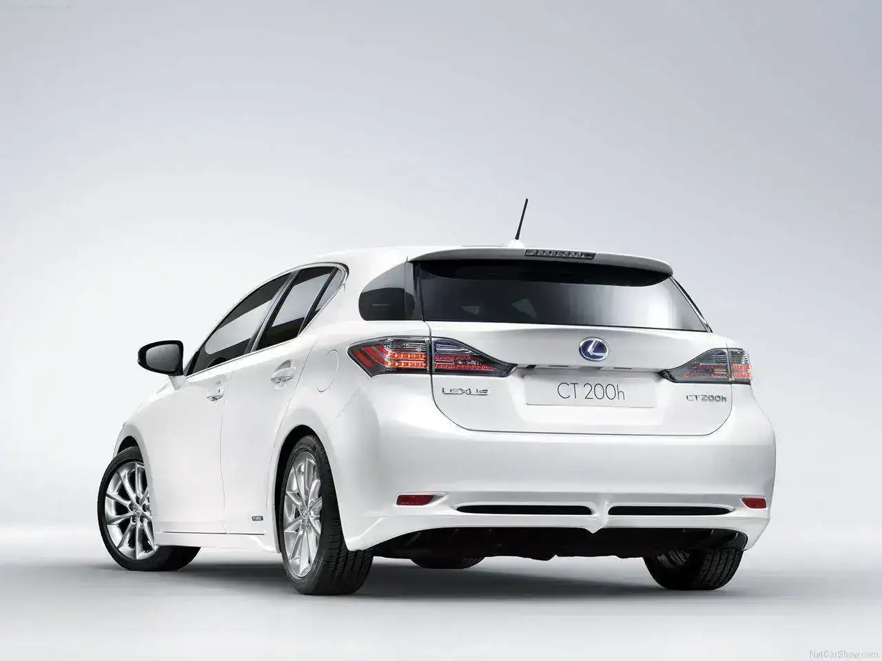 Lexus-CT_200h_2011_1280x960_wallpaper_14.webp