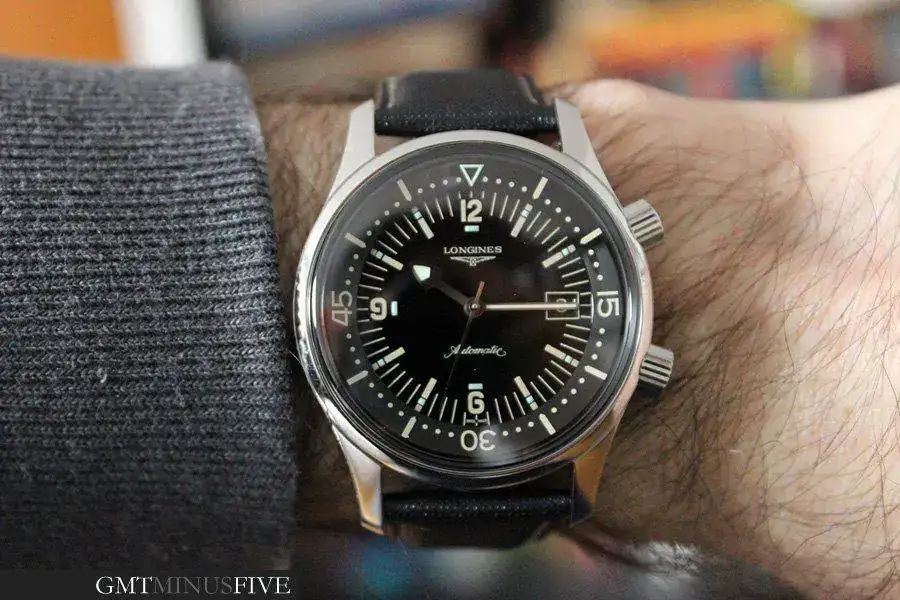 longines-legend-diver-wrist-close.webp