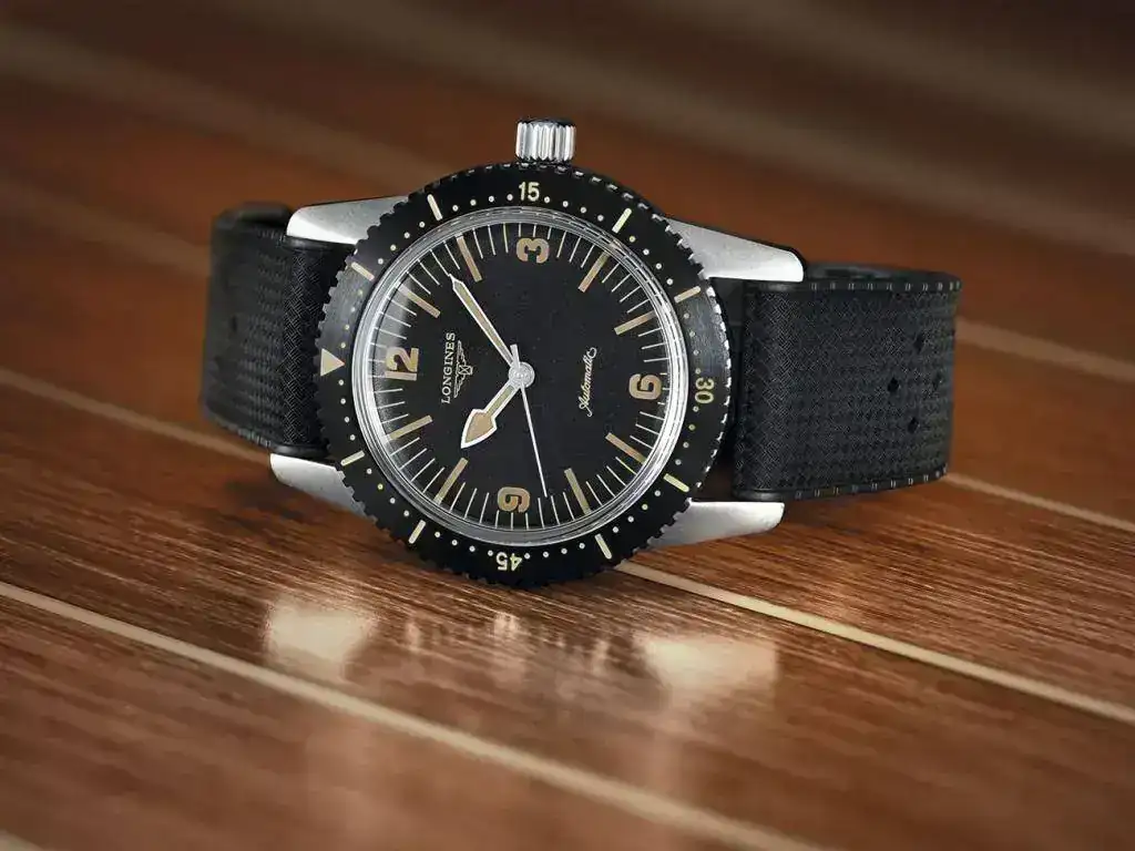 Longines-Skin-Diver-Watch-4-Horas-y-Minutos.webp