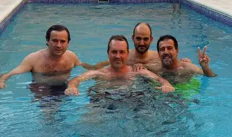 Los cuatro en la piscina pequeña.webp