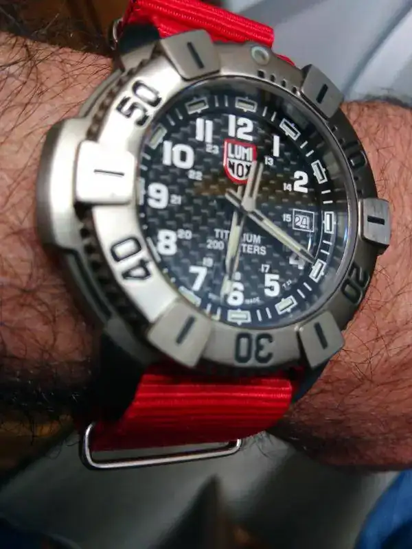 Luinox titanio nato roja.webp