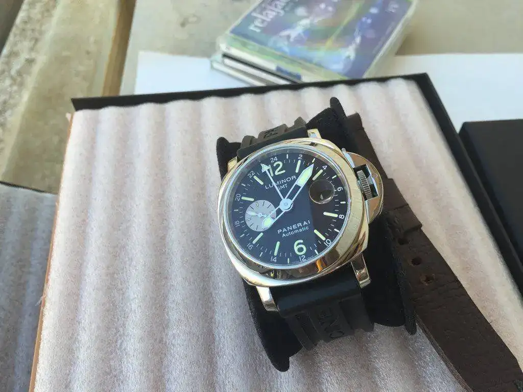 Luminor-Panerai-088-GMT-02.webp