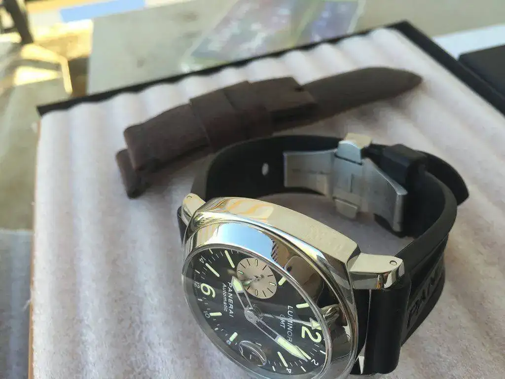 Luminor-Panerai-088-GMT-09.webp