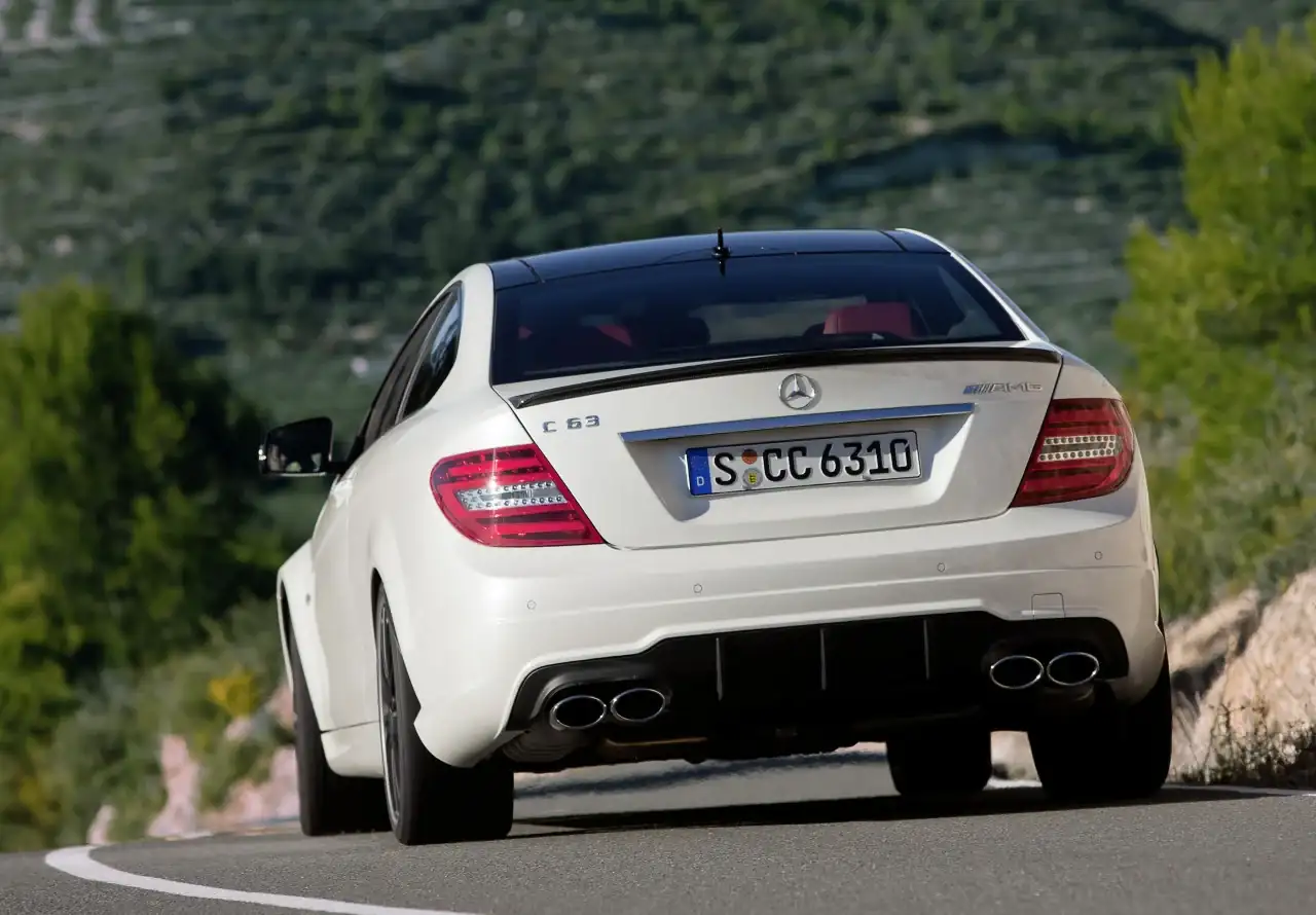 m-b-c-coupe-amg05.webp