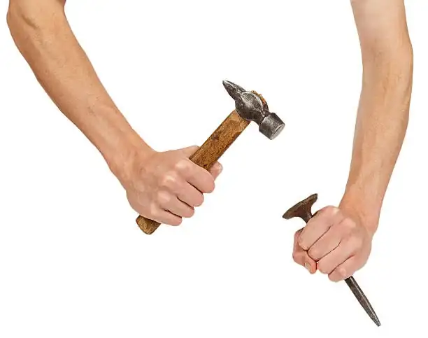 manos-masculinas-trabajando-con-martillo-y-cincel.webp