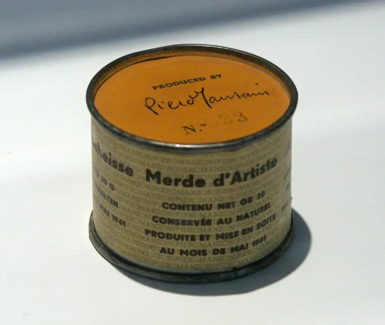 Manzoni_-_Merda_D%27artista_%281961%29_-_panoramio.webp