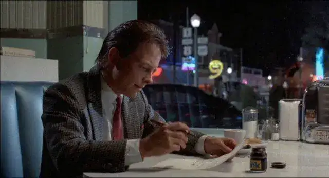 Marty_Writing_Letter_To_Doc - Regreso al futuro.webp