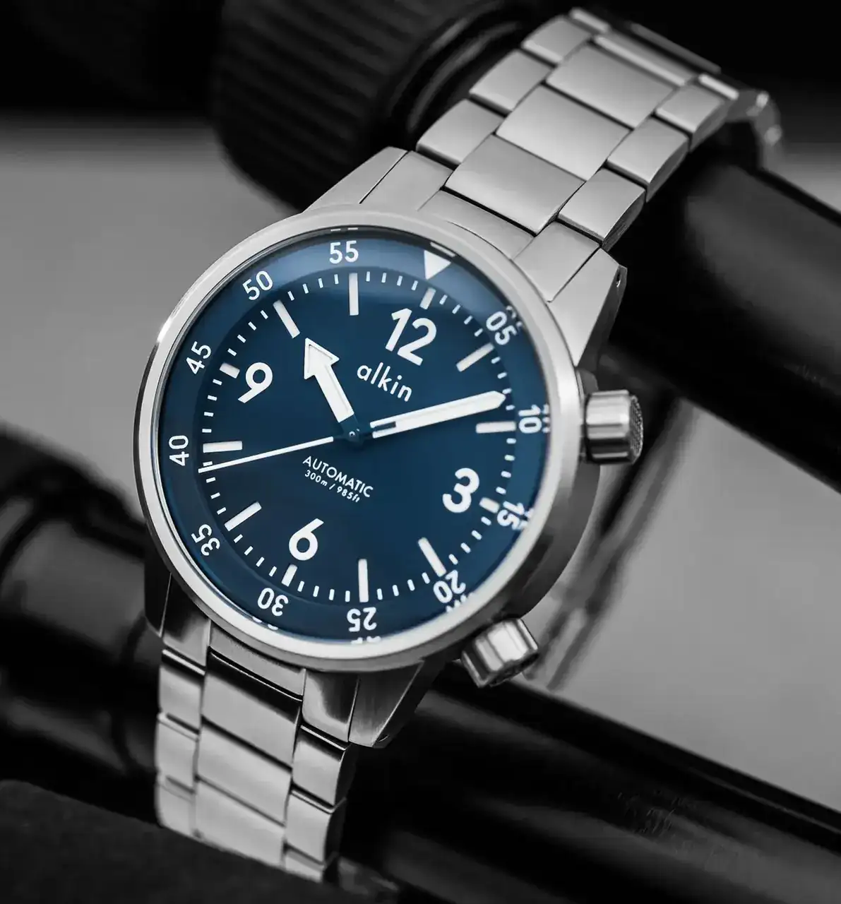 matic-dive-watch-with-dual-crown-compressor-case-2.webp