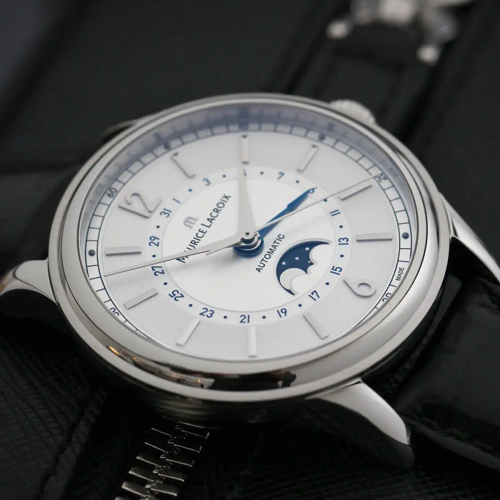 Maurice_Laxroix_Les_Classiques_Moonphase_9.webp