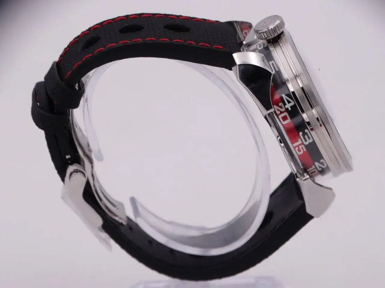 MB&F M.A.D.1 red 00023.webp