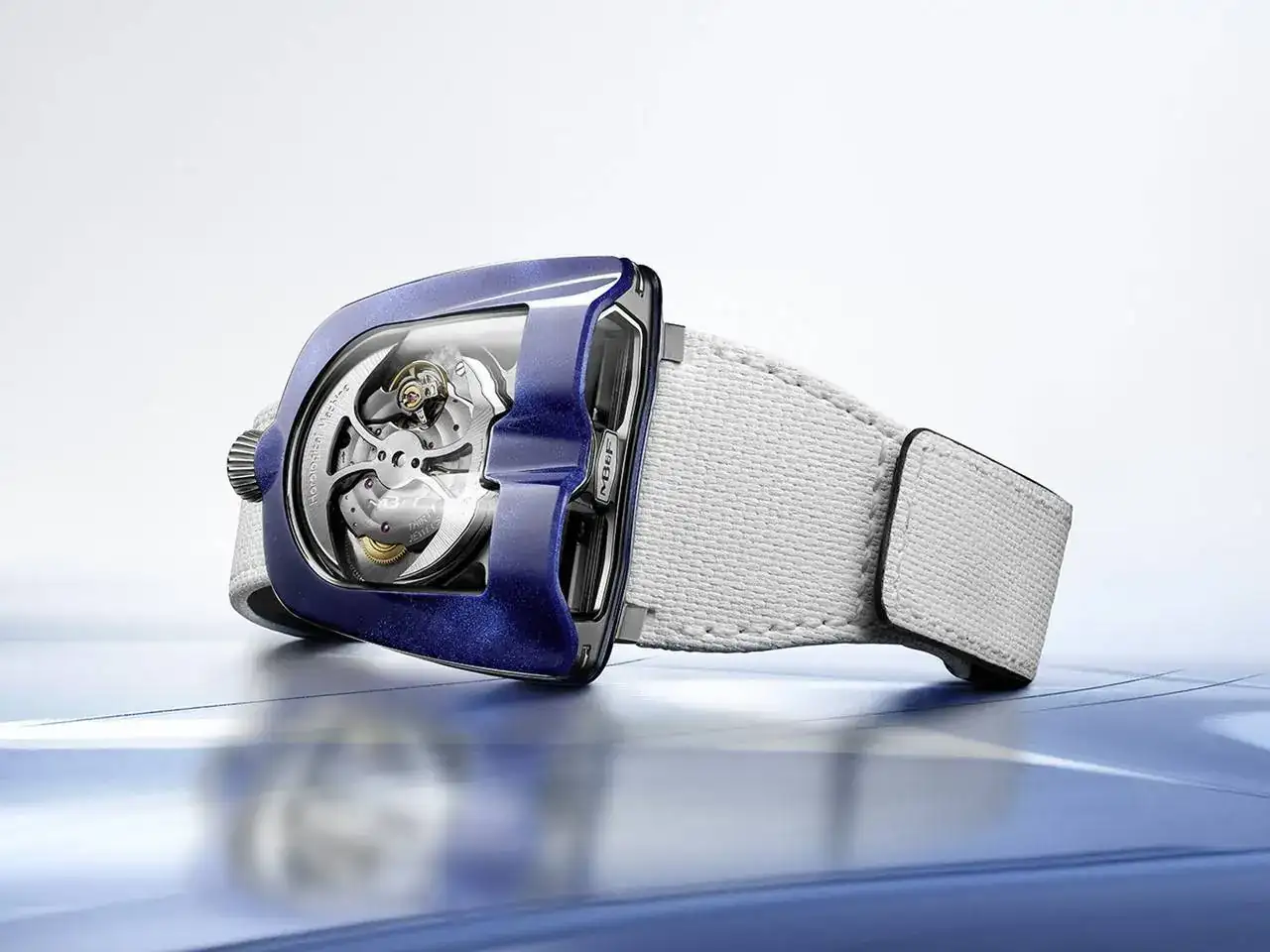 MBandF_HM8_Mark_2_Blue_Lifestyle_1_Lres.jpg