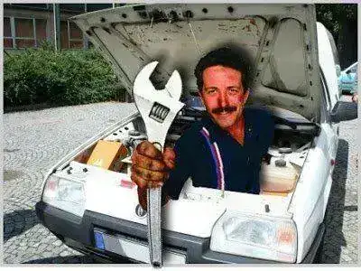 mecanico_reparando_automovil.webp