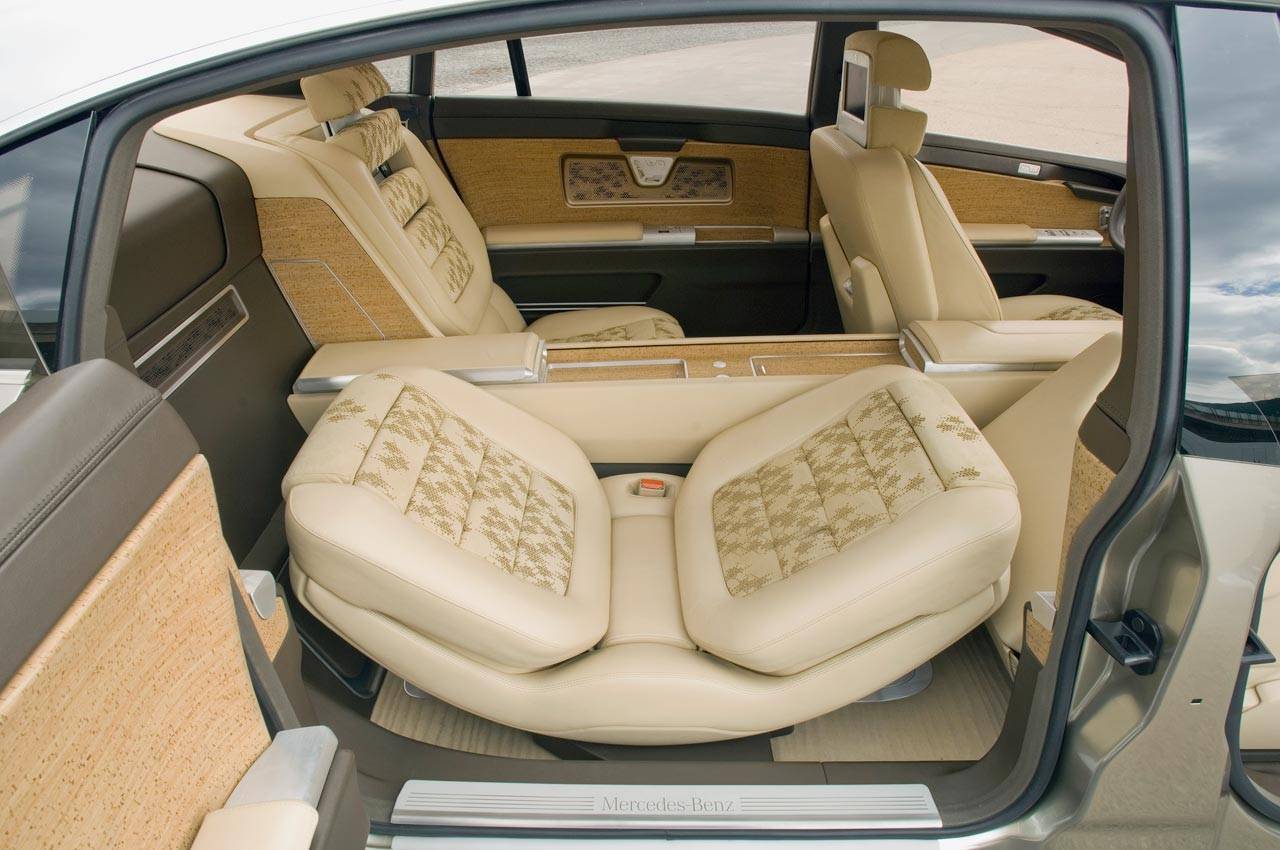 Mercedes-Benz-F700-Concept-interior-5-lg.jpg